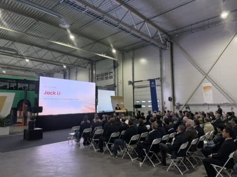 Publikum foran en LED-vegg under en presentasjon i en hangar i Stokke, Vestfold